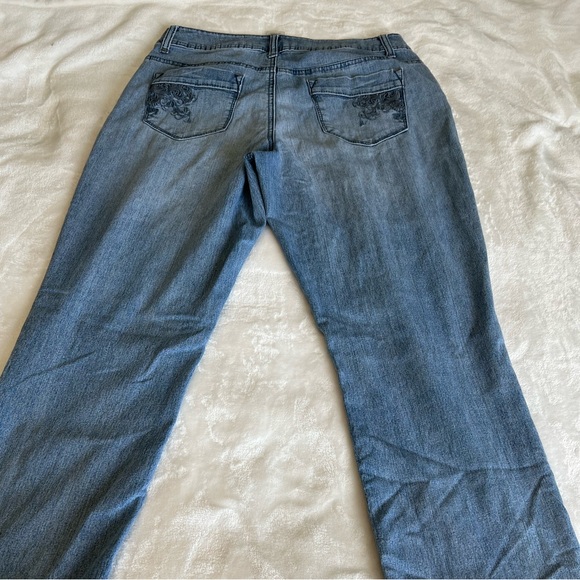 Floral Embroidered Mid-Wash Straight Leg Jeans - Picture 4 of 5